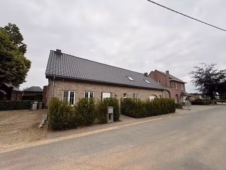 ruime halfopen gezinswoning met 3 slaapkamers en inpandige garage.