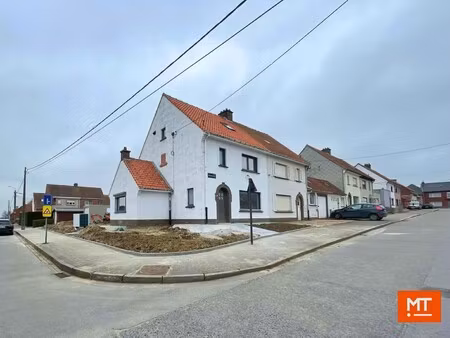 gerenoveerde halfopen woning te huur in de dorpskern van beselare