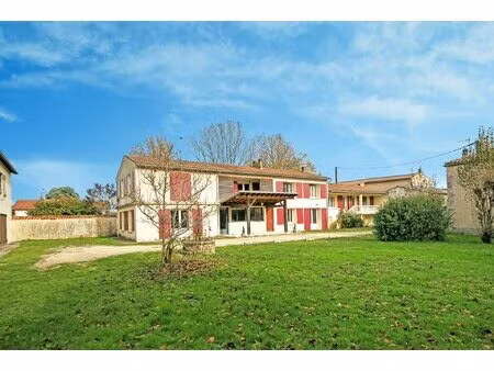 maison de village  4 chambres/2 salles de bain avec piscine chauffée et terrain