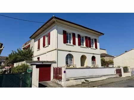 centre ville belle maison 'année 30' avec jardin et garage .