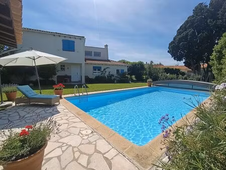 belle villa de caractère avec grand terrain et pisicne