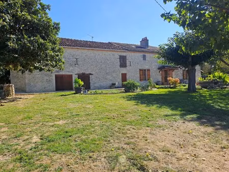 maison familiale en pierre avec vue panoramique  verger et dépendances.