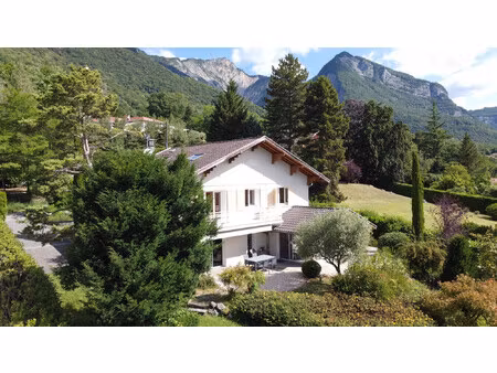 charmante maison familiale avec grand terrain à saint-ismier