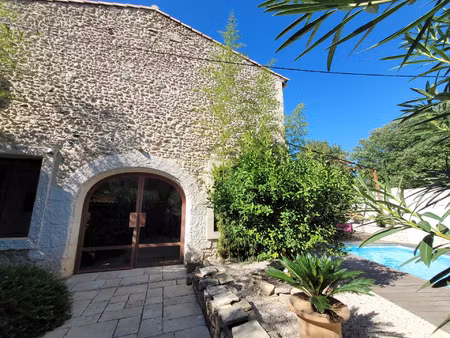 a vendre maison de caractère avec piscine chauffée au centre