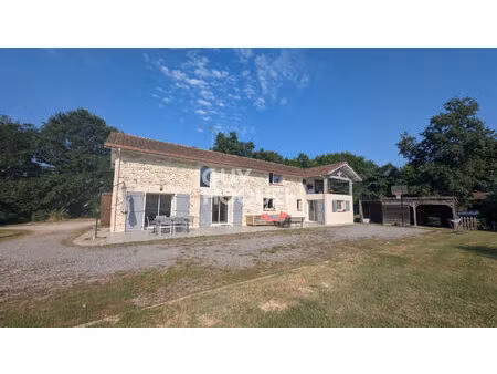 ancien chai rénové avec charme et beaux volumes