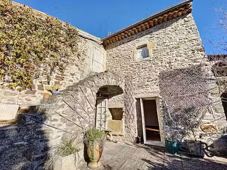 une maison de caractère de 101 m2 habitables dans un petit hameau avec 876 m2 de jardin en