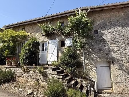 nanteuil-en-vallée. très jolie maison de vacances
