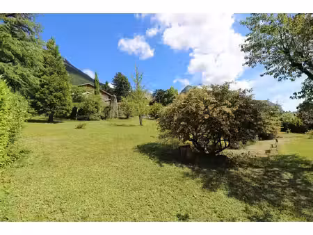 charmante maison familiale avec grand terrain à saint-ismier