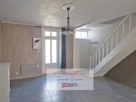 a vendre en exclusivité aux herbiers  maison de ville de 65 m2 avec 2 chambres et cour fer