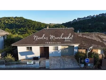 layoule- maison avec terrasses et jardin