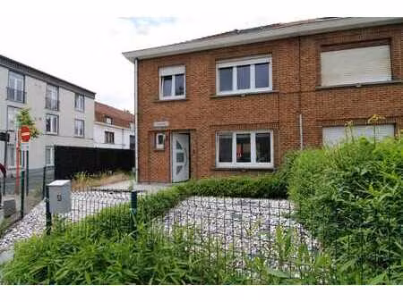 maison agréable avec jardin dans un emplacement pratique
