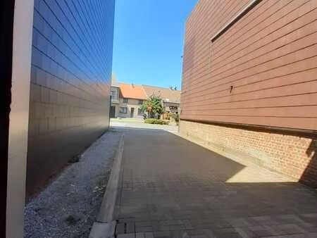 entrepôt avec espace de bureaux