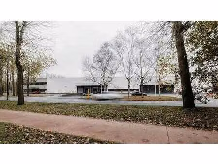 entrepôt avec quais de chargement à louer près de l'e19 à m