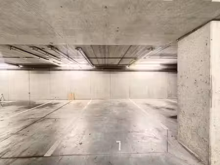 emplacement de parking ouvert dans une résidence sécurisée.