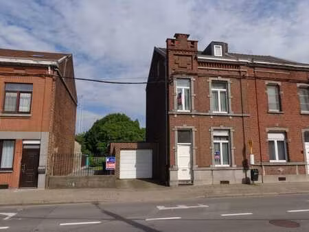 agréable maison 3 façades avec beau jardin idéalement située