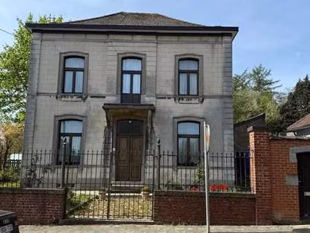 maison de maître  4 façades  3 chambres et vaste jardin