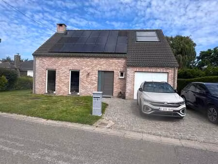 reves   belle villa récente dans le quartier wattimez