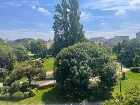 immeuble de caractère de 4 appts face à un beau parc arboré.