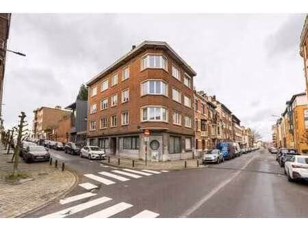 appartement (1ch/1sdd) avec cour et cave