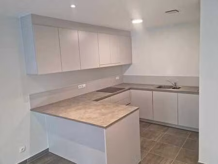 très bel appartement quasi neuf avec garage.