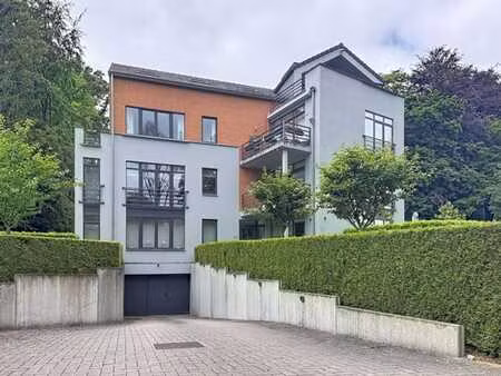 rez-de-chaussée : appartement moderne avec jardin  deux cham