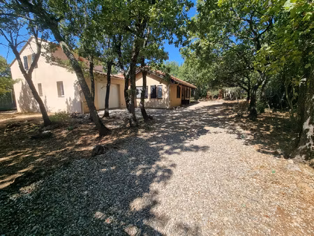 ensemble de 2 habitations reliées par une loggia sur 930m2 d