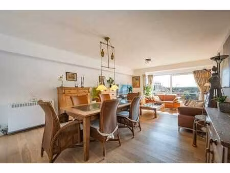 appartement soigné avec deux chambres offrant de belles vues