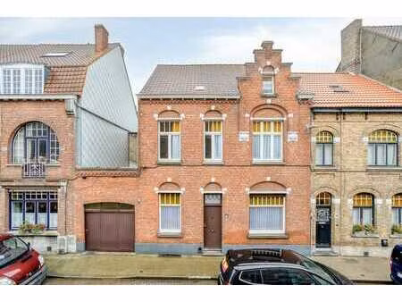 karaktervolle woning met uitzonderlijk potentieel nabij b...