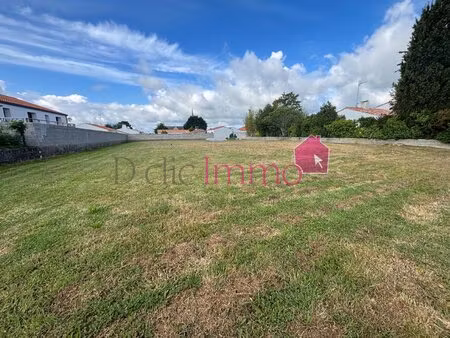 soullans - terrain centre-ville 500 m2 façade 21 m exposé sud arrière viabilisé