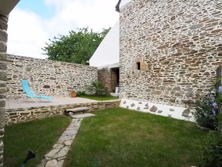 remungol - immeuble 157 m² + 50 m² complémentaires avec petit espace jardin intérieur