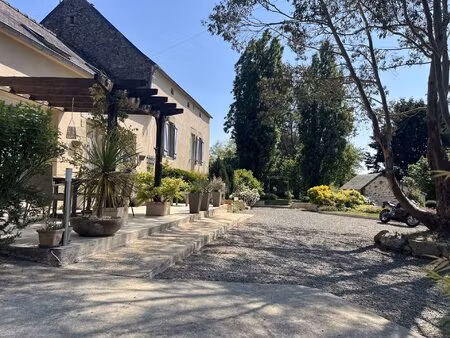 propriété avec prairies et installations équestres  maison et gîte