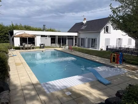 maison familiale moderne avec prestations haut de gamme  4 chambres  piscine et sous-sol
