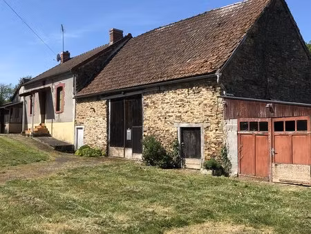 dans un hameau paisible  une maison accueillante avec grange attenante et près de 7000 m2.