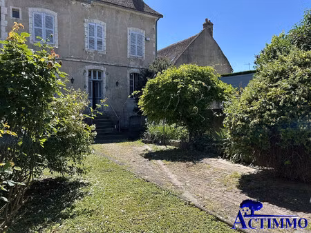 maison bourgeoise située proche de la rivière.