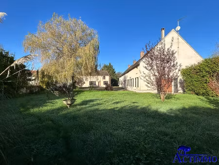 maison de campagne avec grand terrain et hangar.