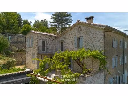 mas en pierre restauré avec ses gîtes et terrasses face aux monts d'ardèche