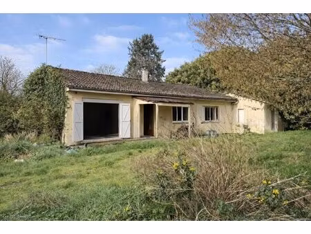 pavillon près de ruffec. a rafraichir