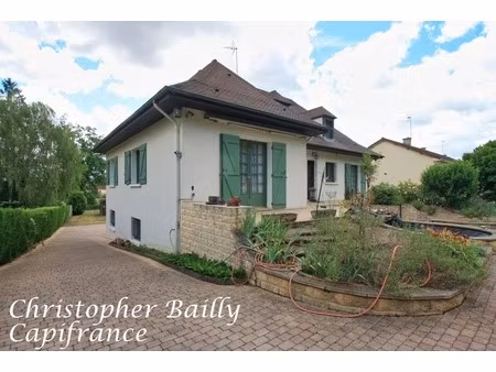 maison 5 chambres  dans un village dynamique  à proximité directe des commodités