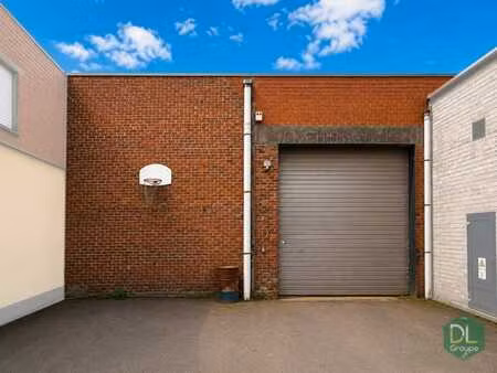 entrepôt de 270m2 avec mezzanine de 50m2 proche des axes !