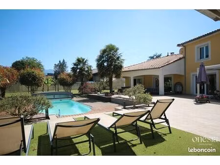 propriété 7 pièces 230 m²
