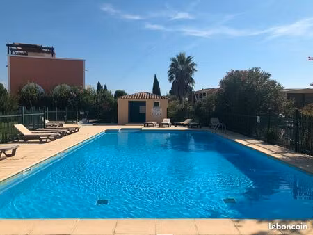port-grimaud : 68 m2  parking  piscine  plage à pied  saint-tropez à qq km