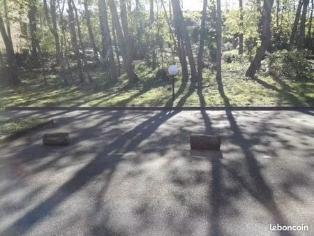 a louer une à deux places de parking à l'ombre-clos de mur