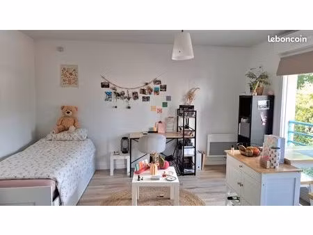 studio équipé et lumineux avec parking