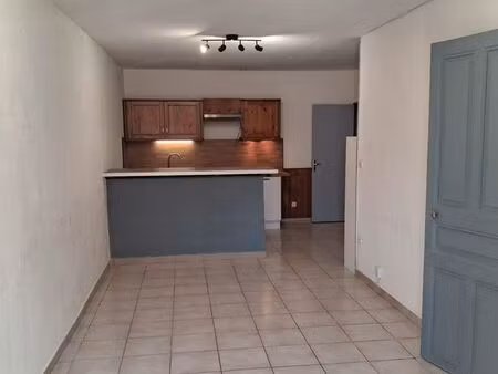 appartement type 2 rdc avec cour commune