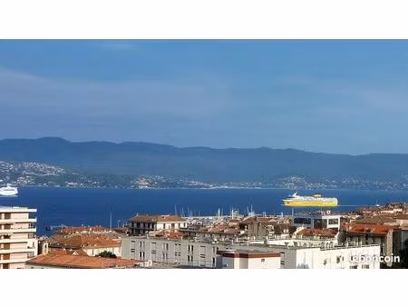 a louer à l'année t2 de 68 m² meublé à 870 euros charges de l'immeuble comprises