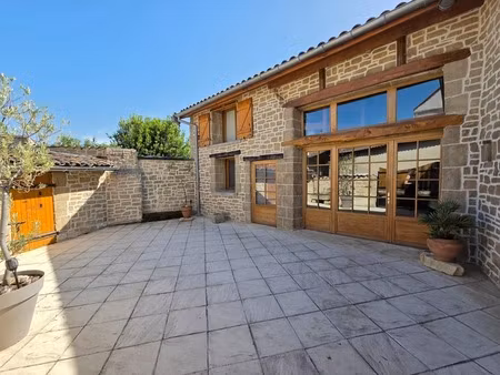 exclusivite / superbe maison avec dépendances  cour  terrasse et jardin / 63160 chas
