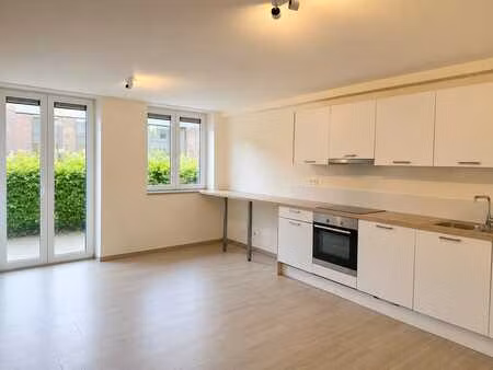 studio rénové et lumineux avec terrasse et cave privative