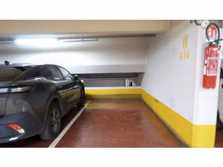 place de parking sécurisée de 12 m² – centre commercial ita