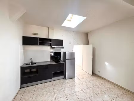 ile saint-louis. studio traversant de 32m² au sol. dernier étage.