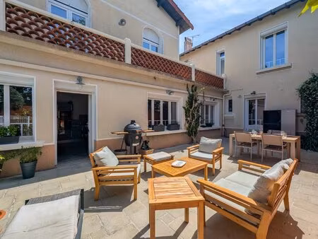 exceptionnelle maison écologique de 4 chambres avec piscine  à distance de marche de carca